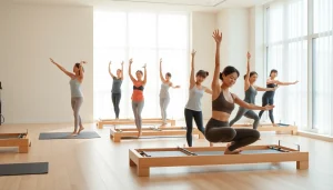 台東区の魅力的なピラティスクラス。多様な参加者がモダンなスタジオでトレーニングしている様子。